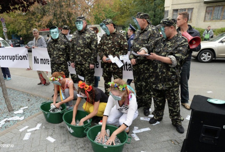 В Киеве полуголые активистки Femen забросали посольство США долларами