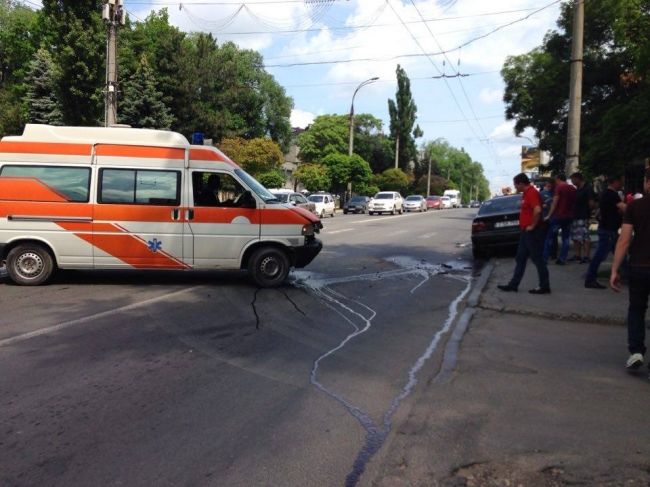Un sofer din capitala a doborat cu BMW-ul un semafor dupa ce s-a ciocnit violent cu o ambulanta