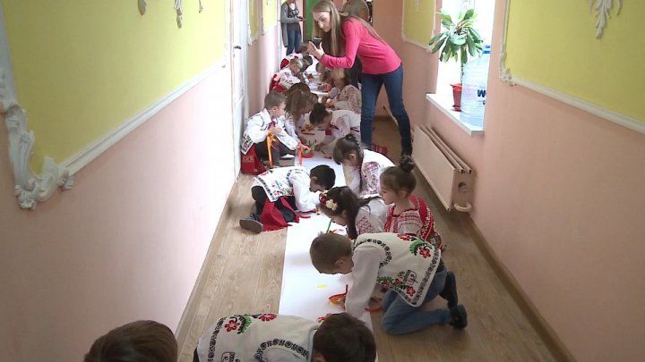 В детсаду на Чеканах дети нарисовали осень на километре бумаги