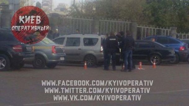 В Киеве у вокзала расстреляли авто