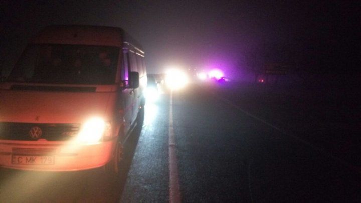 Cozi kilometrice de mașini spre Leușeni: Un autocar a luat foc