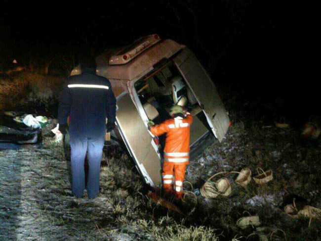 Accident cu implicarea unui microbuz de rută: doi morţi şi 10 răniţi