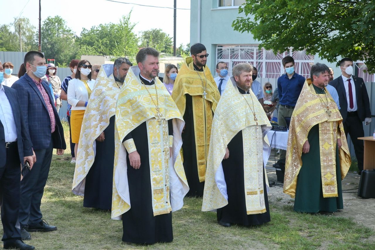 Священники из Комрата готовы заболеть, но маску не наденут