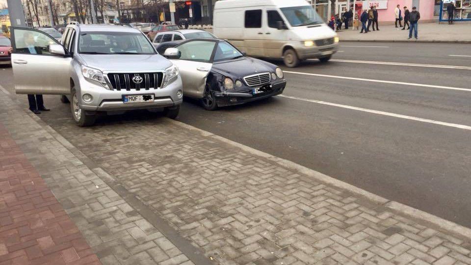 A rămas fără ușa din față. Două maşini, implicate într-un accident în Capitală