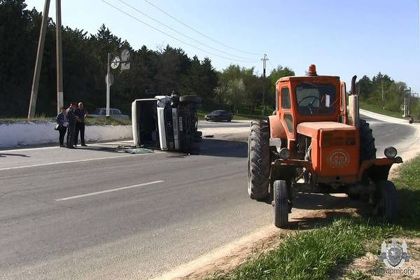 На въезде в Рыбницу маршрутка врезалась в трактор