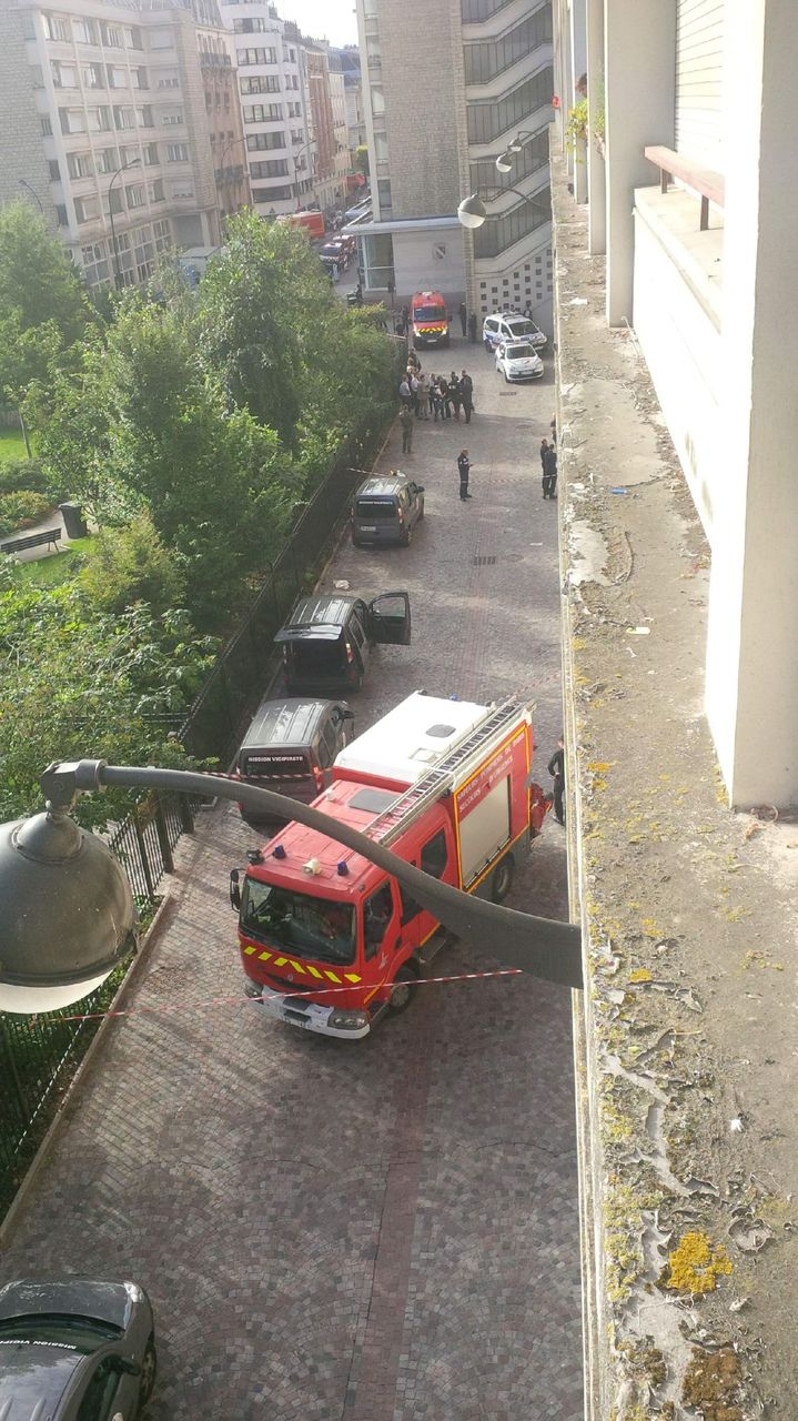 Автомобиль наехал на группу военных под Парижем