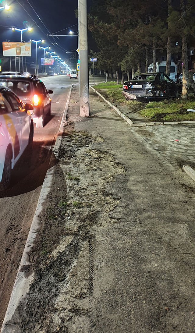 В Кишиневе автомобиль врезался в дерево