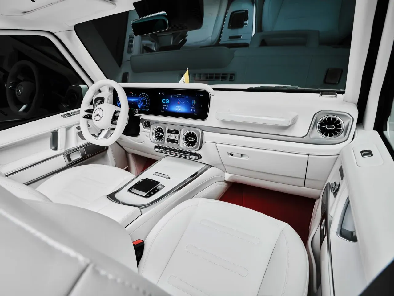 Compania Mercedes-Benz i-a oferit pentru prima dată în istorie un automobil electric Papei Francisc