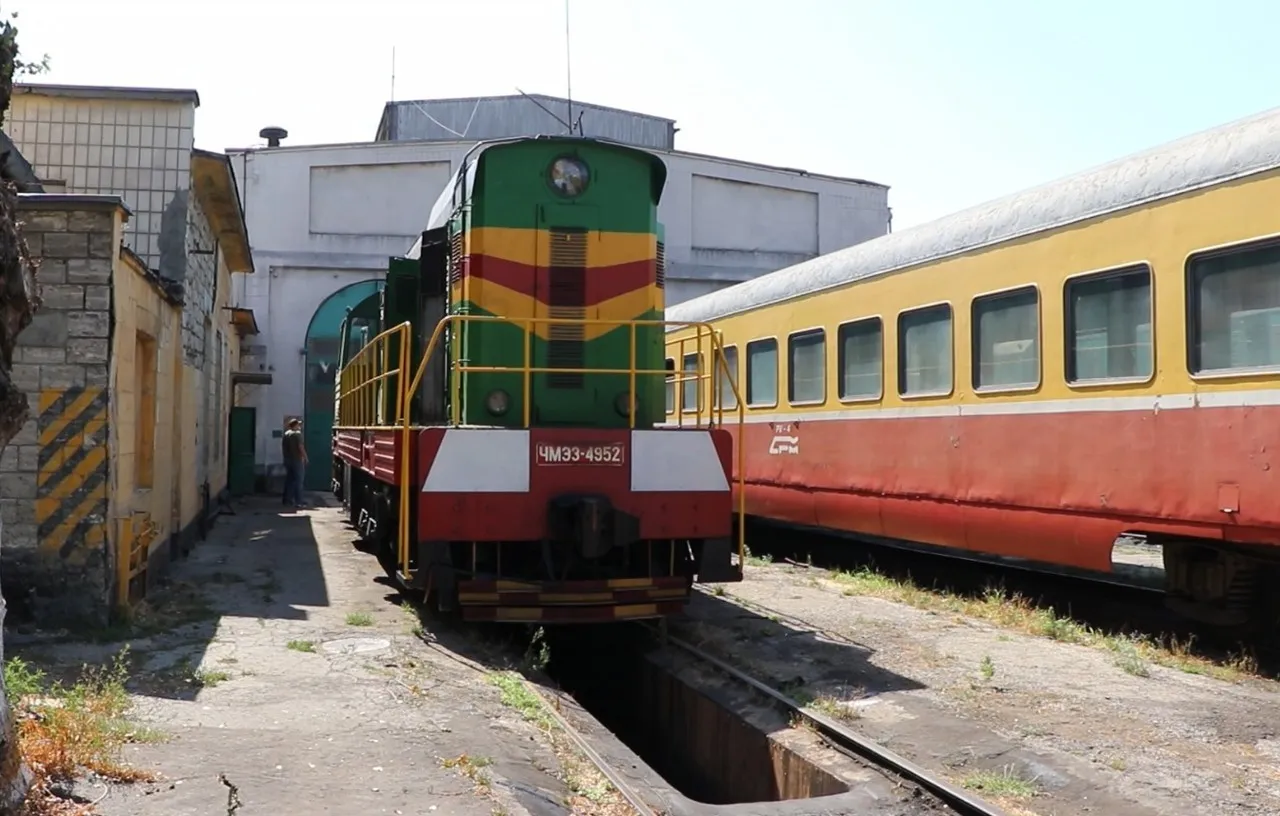 O locomotivă veche de 40 de ani revine pe șine după reparații capitale