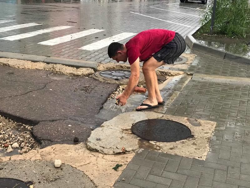 В центре Комрата поднялся асфальт, в яму угодил пассажирский автобус