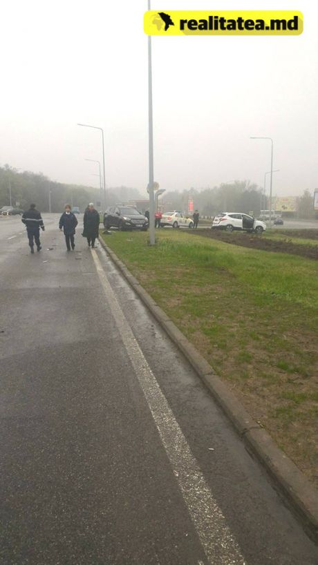 Accident în apropiere de aeroport. Două mașini de lux au fost avariate