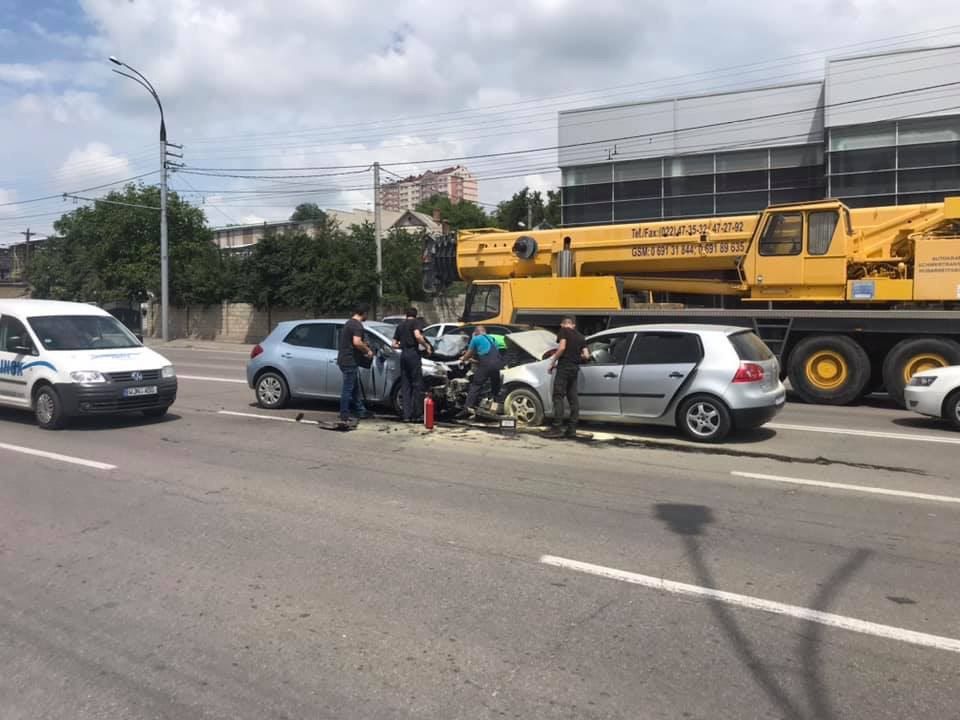 На Рышкановке лоб в лоб столкнулись два автомобиля
