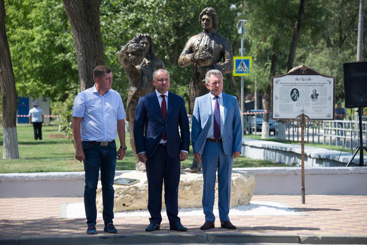 Додон открыл памятник дружбы Петра Первого и Кантемира в Волгодонске