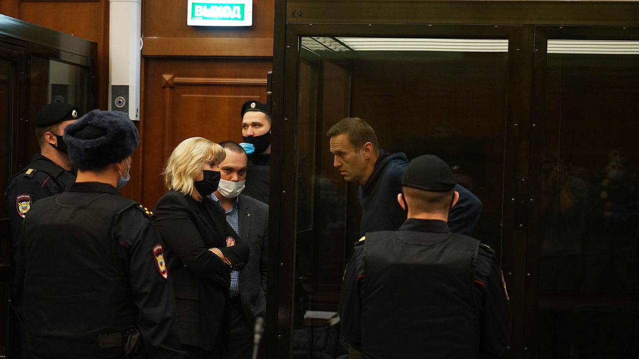 Суд приговорил Навального к 3,5 годам колонии общего режима