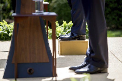 Король Иордании провел пресс-конференцию с Трампом  стоя на коробке