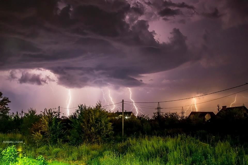Foto: Fulgerele care s-au năpustit noaptea peste Moldova