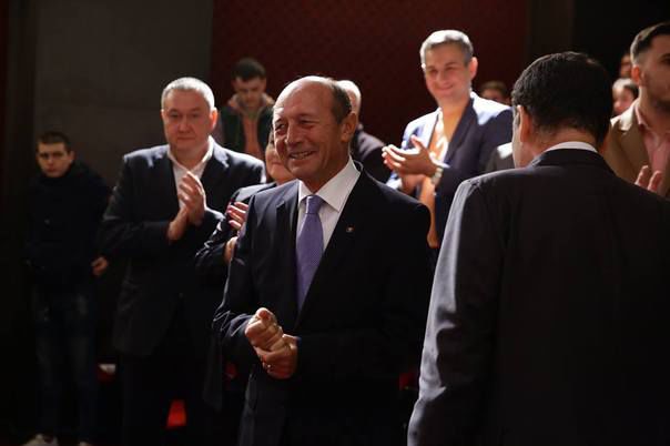 Băsescu îşi intră în rolul de preşedinte de onoare al partidului unionist din Republica Moldova