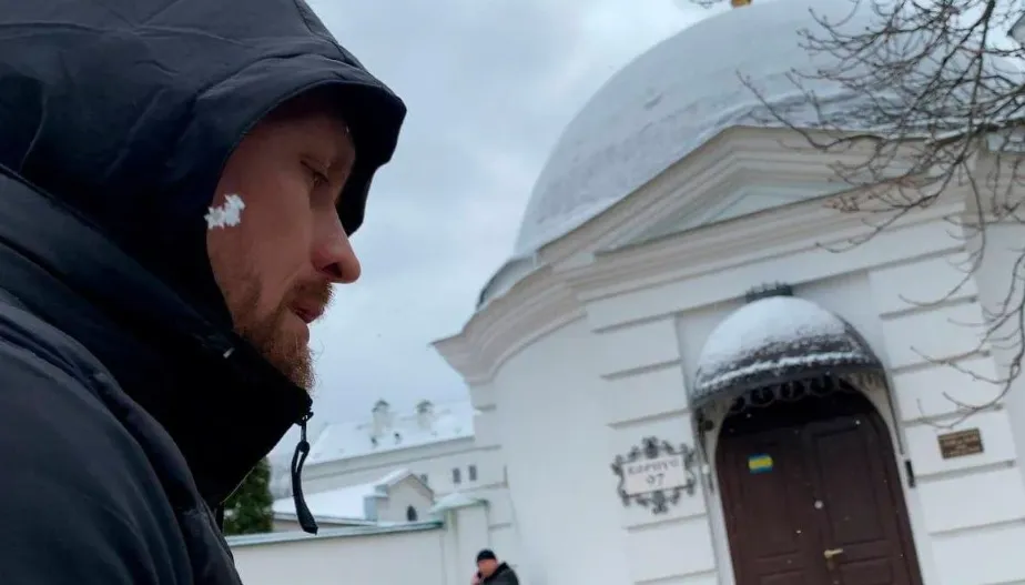 У Киево-Печерской Лавры собираются верующие: в толпе замечен боксер Усик