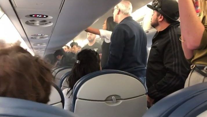 В США из-за электронной сигареты на борту самолета произошел пожар