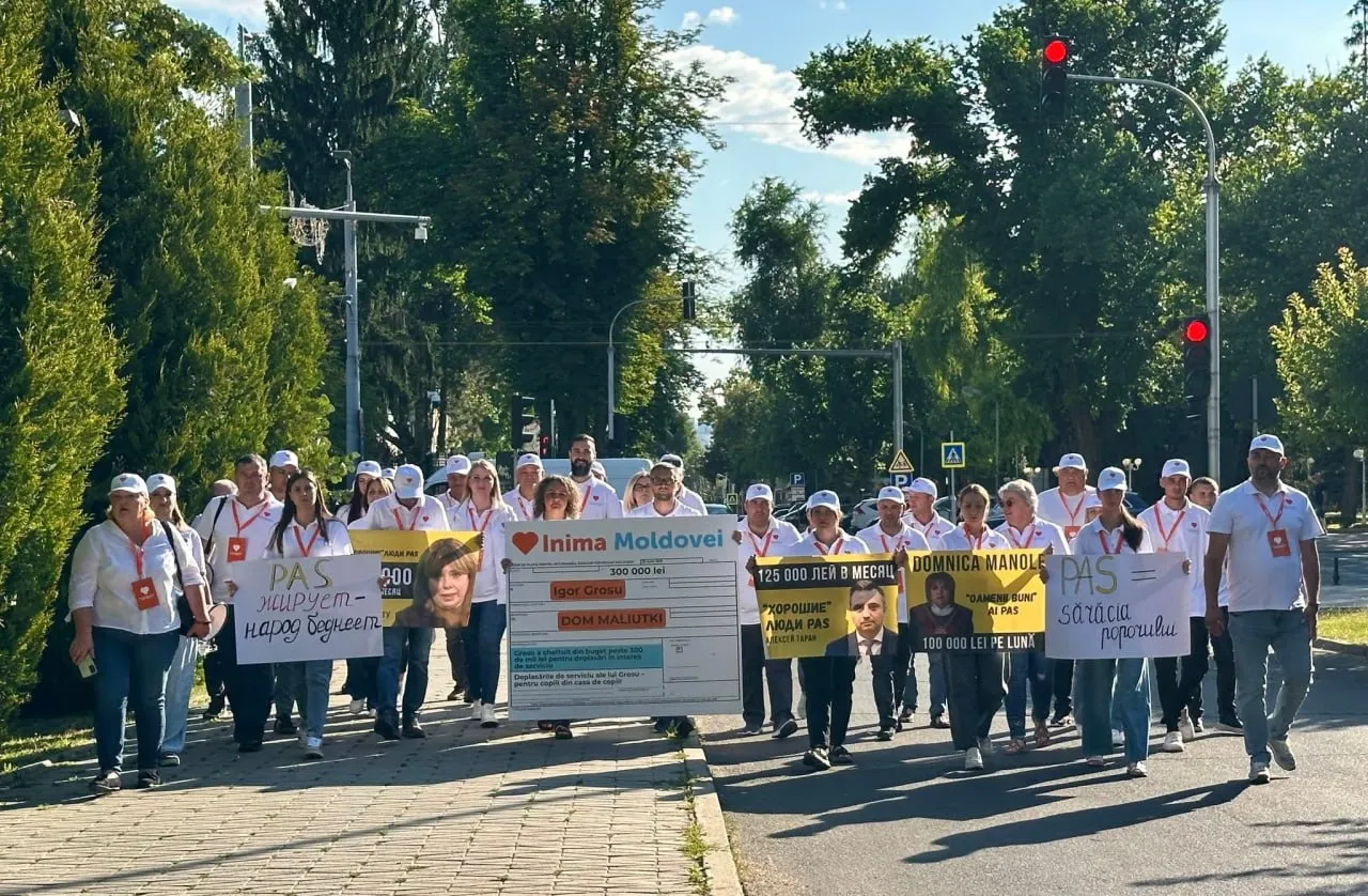 Активисты партии «Сердце Молдовы» провели протест против высоких доходов представителей власти