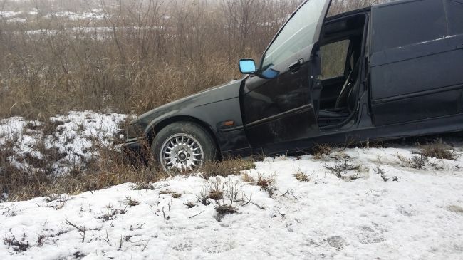 Soferul unui BMW a derapat pe sosea si a ajuns cu masina intr-un sant