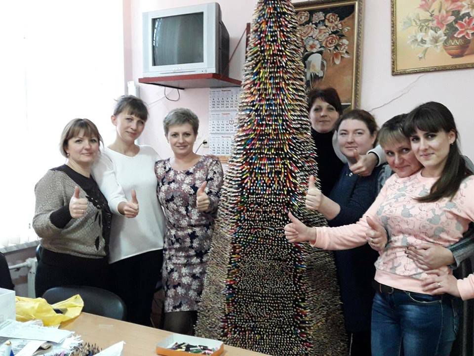 Brad neobișnuit în Odesa. Locuitorii orașului au construit un pom de Crăciun din creioane colorate