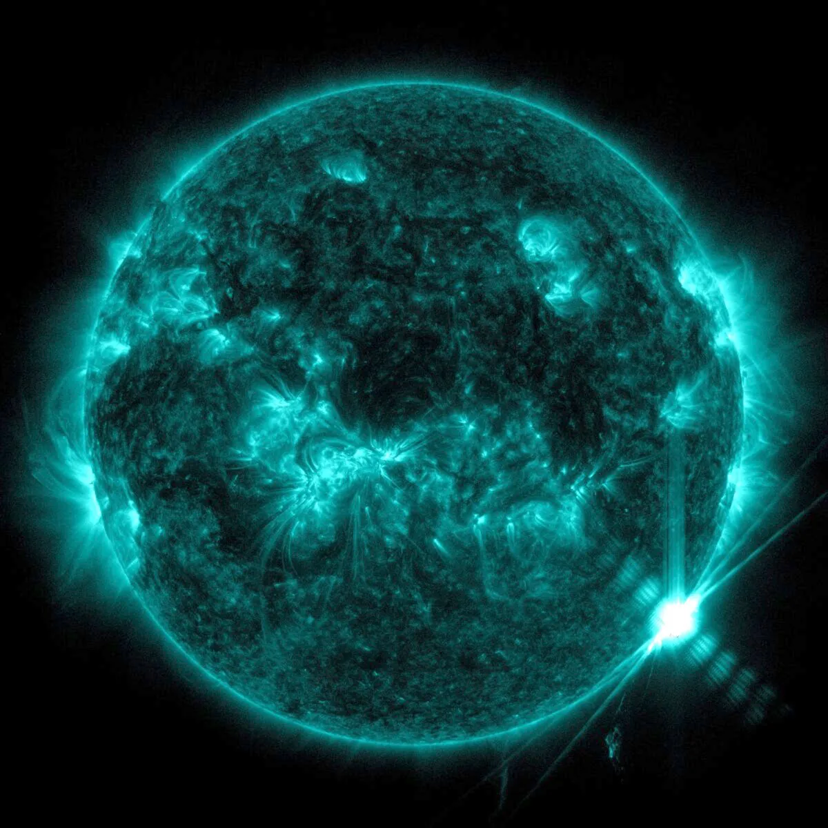 NASA показало пугающее фото вспышки на Солнце