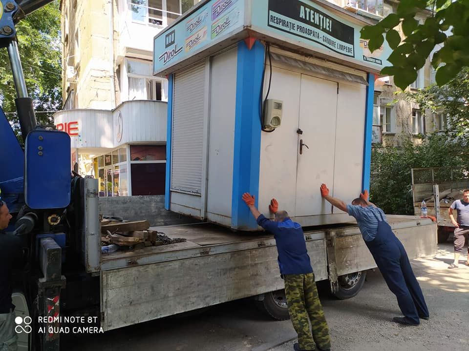 На Ботанике продолжают эвакуировать незаконные киоски