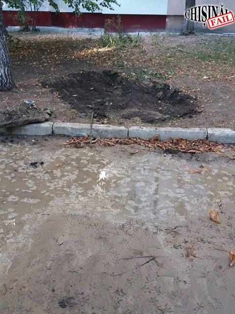 В Кишиневе рабочие засыпали яму на дороге землей