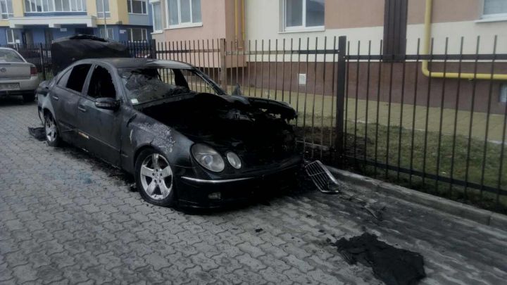 Dezastru pentru un şofer din Capitală! Mercedesul i-a fost făcut scrum