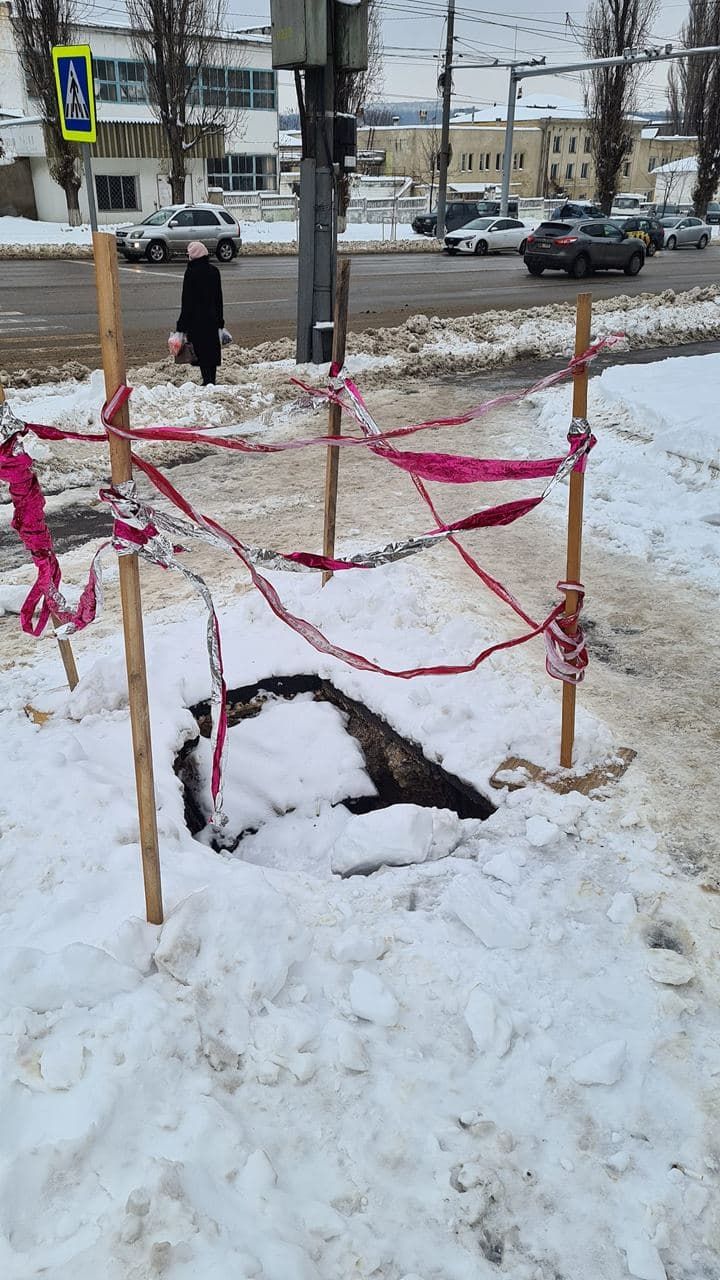 В Кишиневе праздничной лентой огородили провал в асфальте