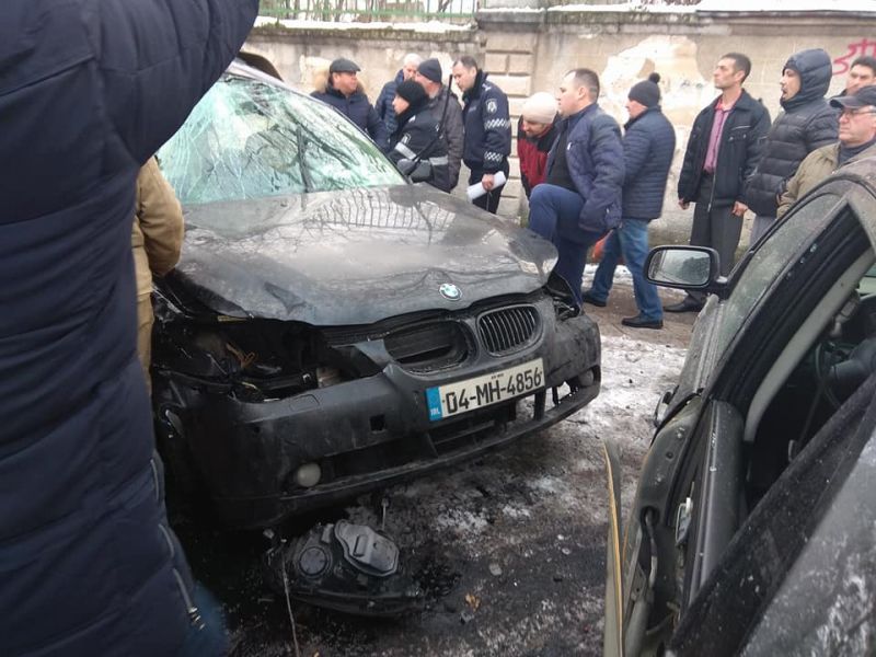 Accident mortal în Capitală: BMW rostogolit, oprit de un stâlp