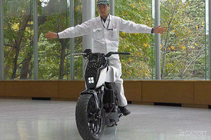 Мотоцикл от Honda умеет самостоятельно удерживать равновесие