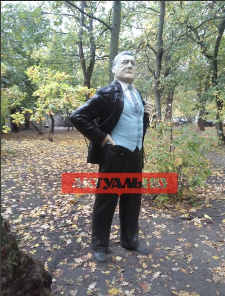 В Запорожье появился памятник Порошенко