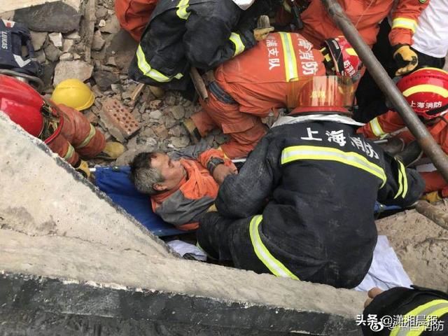 Здание фабрики обрушилось во время ремонта в Шанхае: под завалами люди