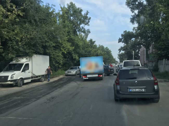 Автоледи оказалась заблокированной в покореженном авто после столкновения с грузовиком