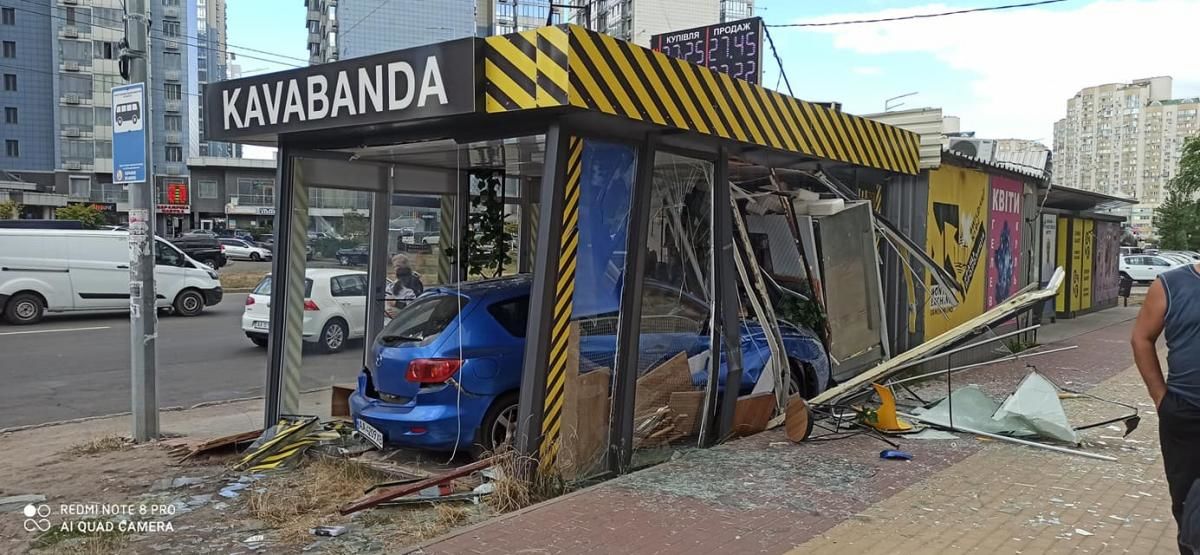 В Киеве автомобиль въехал в кафе на остановке общественного транспорта