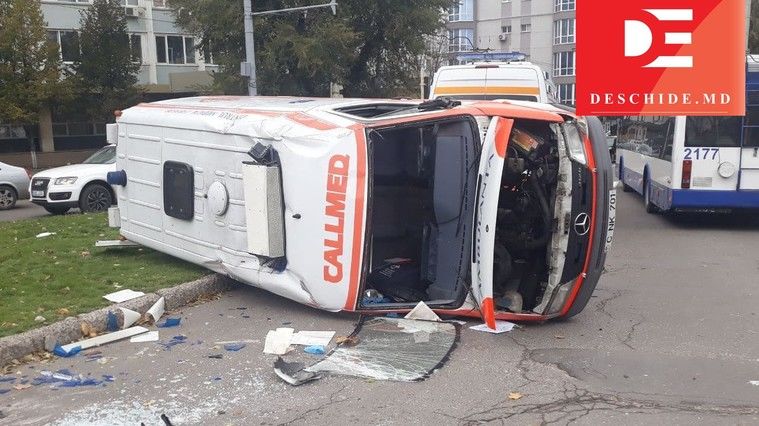 В Кишиневе перевернулась машина скорой помощи, пострадал ребенок