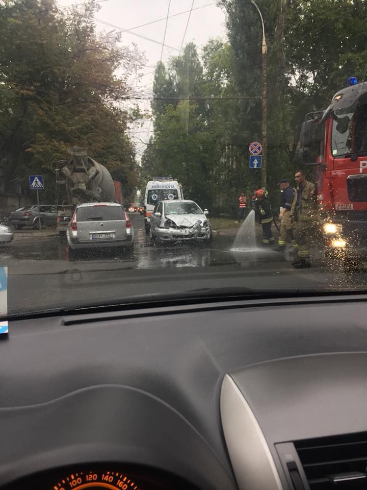 В центре столицы произошла авария с участием четырех автомобилей
