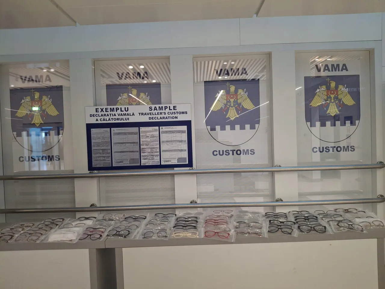 O valiză, ticsită cu ochelari de soare, confiscată pe Aeroportul Chișinău