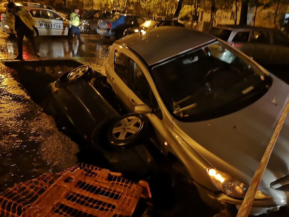 В Бухаресте авто полностью провалилось в огромную яму на дороге