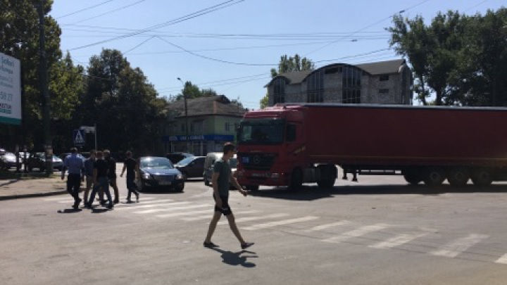 Accident pe strada Calea Ieşilor din Capitală. Un automobil s-a ciocnit cu un TIR