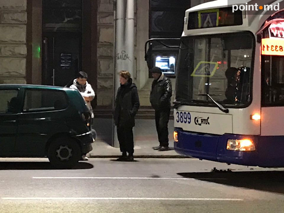 В центре столицы троллейбус врезался в легковушку