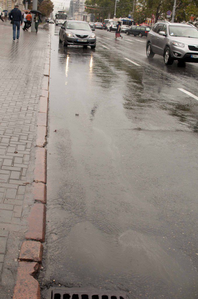 Первый же дождь привел к затоплению бульвара Штефана чел Маре