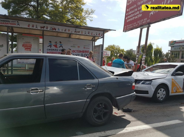 На мосту у Цирка столкнулось три автомобиля, среди которых и одно такси