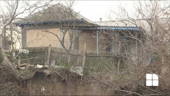 Opt case din Ceadîr-Lunga ar putea să se prăbușească din cauza alunecărilor de teren