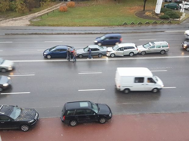 Accident în lanț pe strada Mihai Vitezul din Chișinău: Patru automobile s-au tamponat în plină stradă