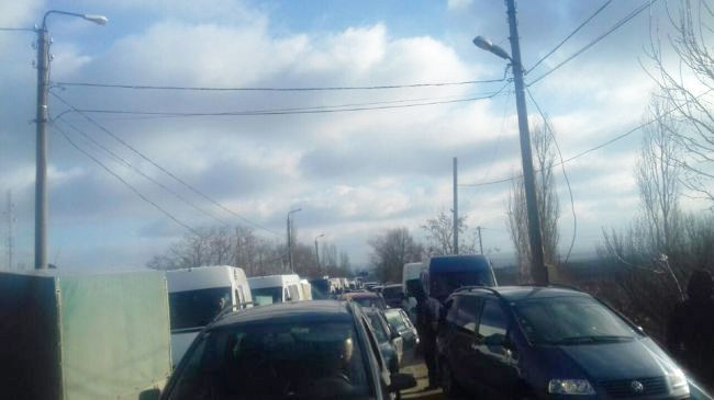 Десятки микроавтобусов стоят более суток на таможне Кагул-Оанча
