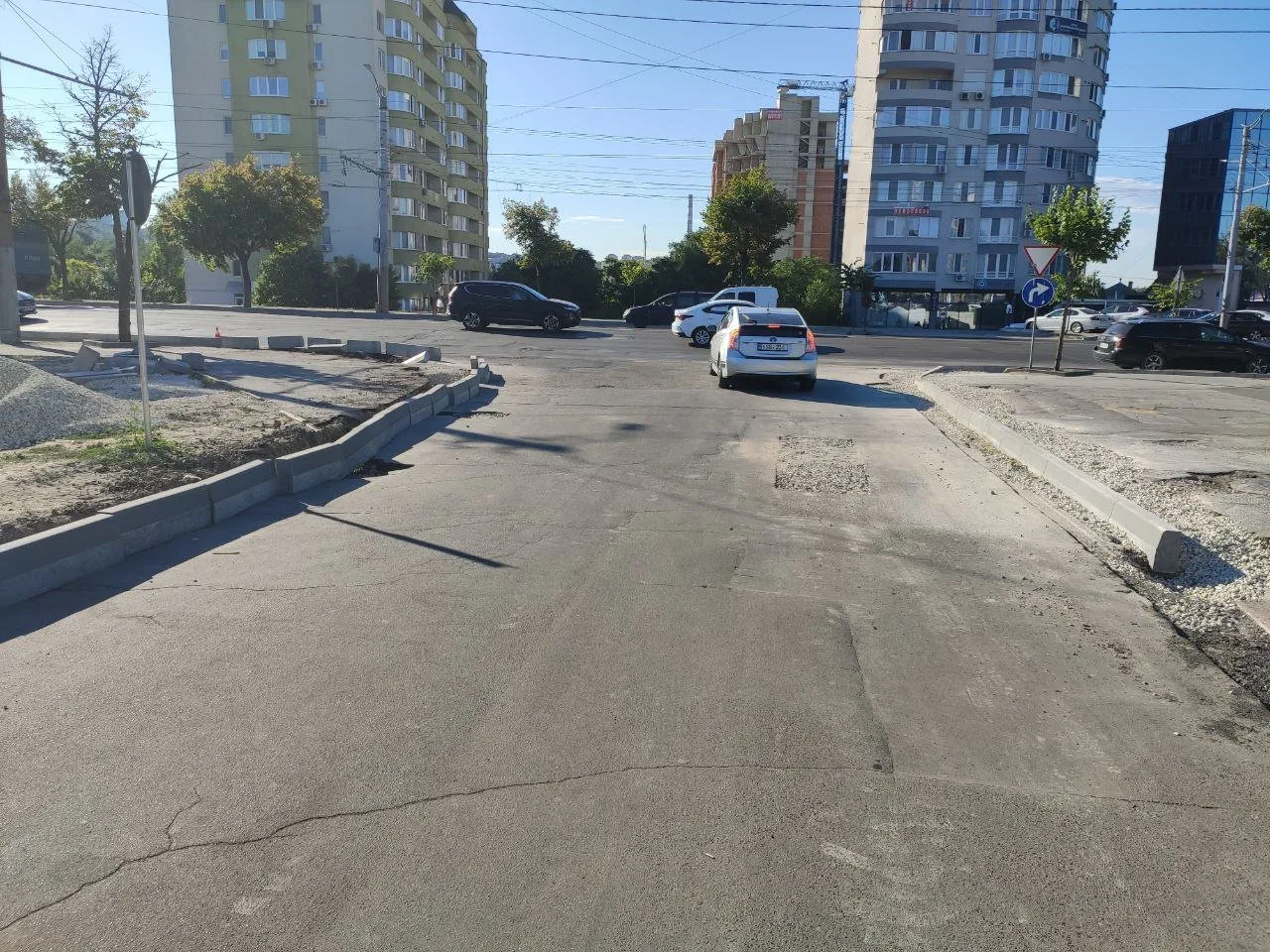 На Рышкановке продолжаются работы по замене бордюра