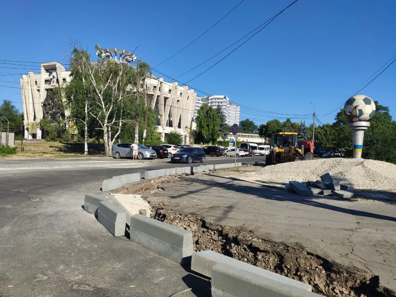 На Рышкановке продолжаются работы по замене бордюра